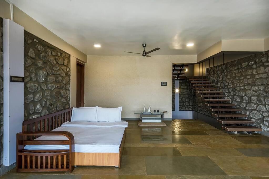 Stone Mansion By Phoenix Stays Igatpuri Buitenkant foto