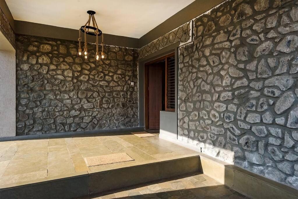 Stone Mansion By Phoenix Stays Igatpuri Buitenkant foto